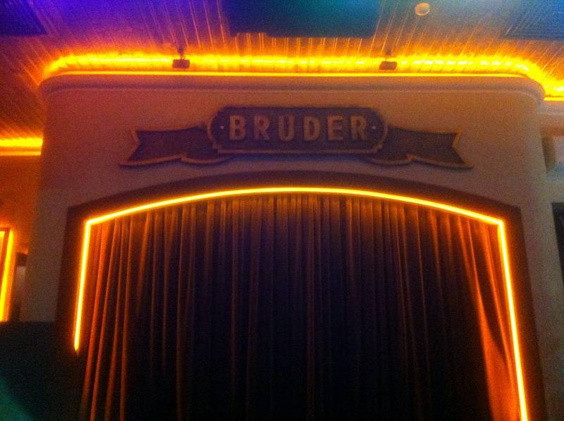 Светодиодное освещение ресторана "Брудер" в г. Саратов | Картинка 2